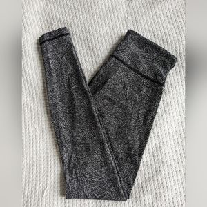 Lululemon Luxtreme Leggings Size 6 Mid Rise, full length
